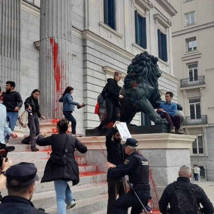 Finaliza el juicio contra 9 activistas que tiñeron de rojo el Congreso de los Diputados