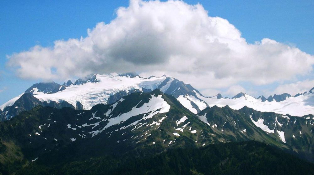 Montañas de Grecia con zonas de nieve en retroceso durante el invierno