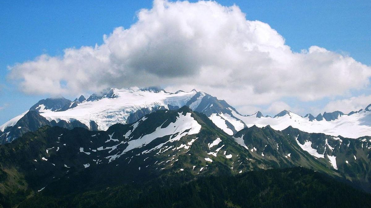 Montañas de Grecia con zonas de nieve en retroceso durante el invierno