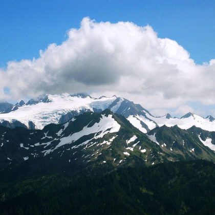 Montañas de Grecia con zonas de nieve en retroceso durante el invierno