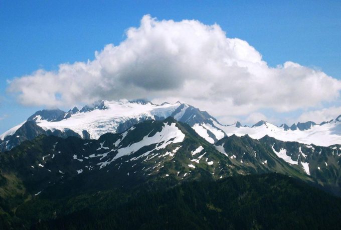 Montañas de Grecia con zonas de nieve en retroceso durante el invierno