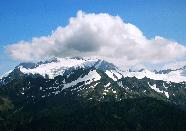 Montañas de Grecia con zonas de nieve en retroceso durante el invierno