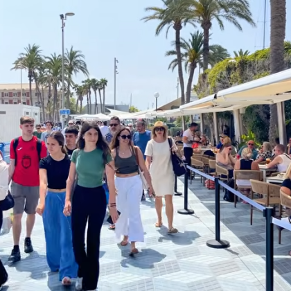 Playa del Postiguet en Alicante con el Castillo de Santa Bárbara al fondo