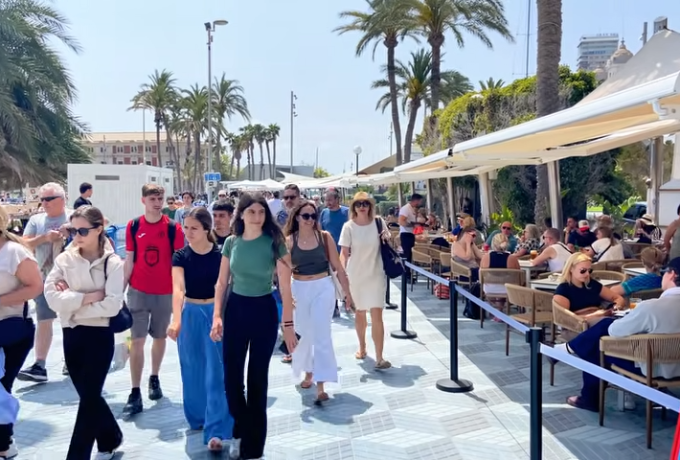 Playa del Postiguet en Alicante con el Castillo de Santa Bárbara al fondo