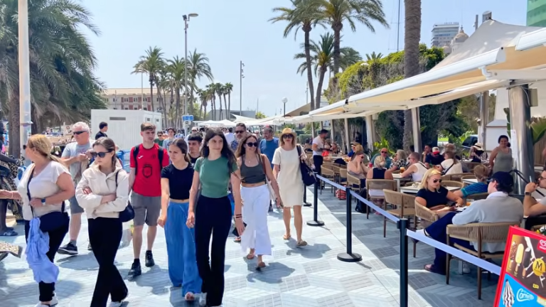 Playa del Postiguet en Alicante con el Castillo de Santa Bárbara al fondo