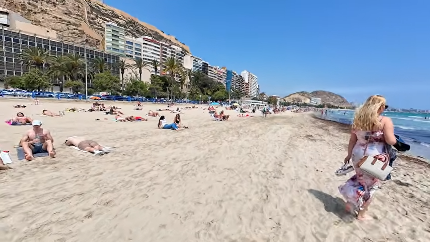 El Postiguet en Alicante, una playa urbana con vistas privilegiadas