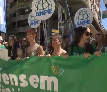 Huelga educativa en la Comunitat Valenciana con docentes concentrados para reclamar mejoras en la escuela pública.