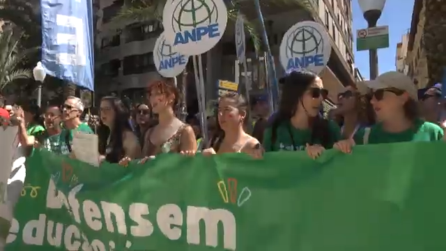Huelga educativa en la Comunitat Valenciana con docentes concentrados para reclamar mejoras en la escuela pública.