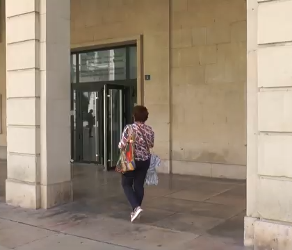 Cuatro acusados por presunto robo con violencia y tráfico de drogas junto al Teatro Principal de Alicante