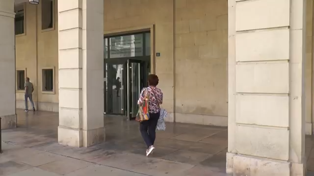 Cuatro acusados por presunto robo con violencia y tráfico de drogas junto al Teatro Principal de Alicante