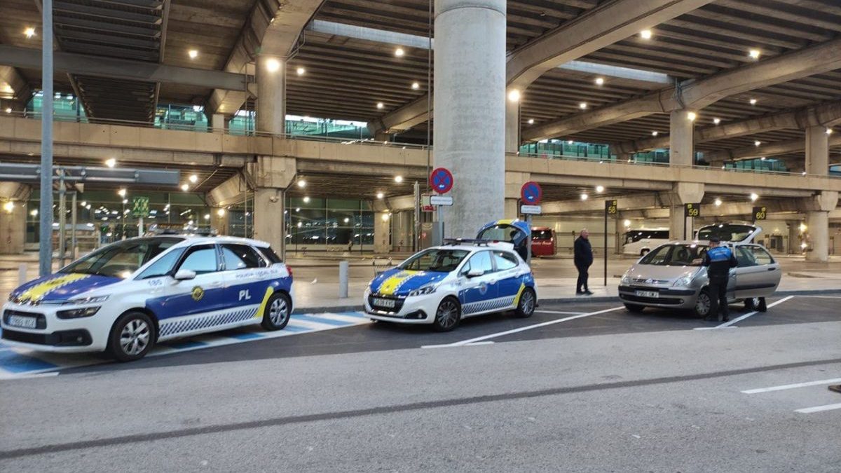 Taxis pirata en el aeropuerto Alicante-Elche