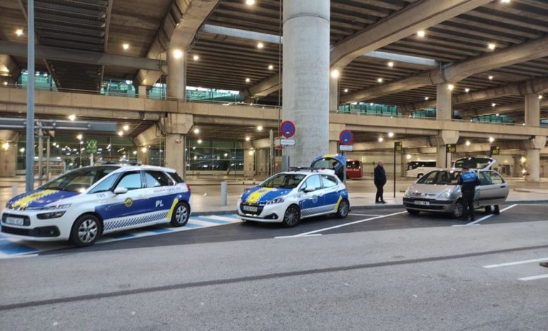 Taxis pirata en el aeropuerto Alicante-Elche