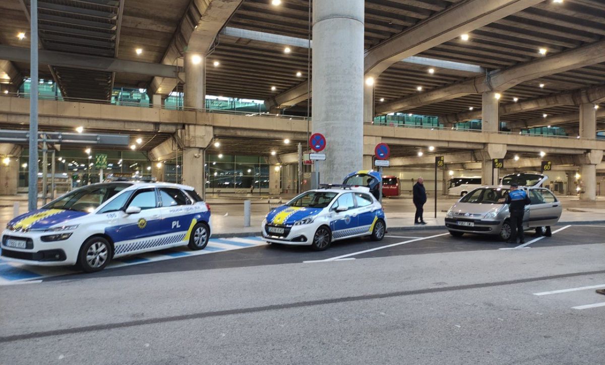 Taxis pirata en el aeropuerto Alicante-Elche