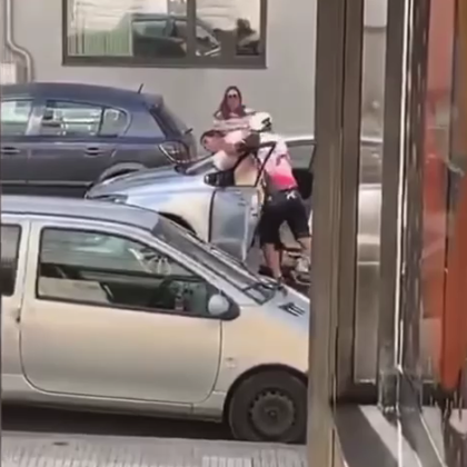Un ciclista golpea brutalmente a una conductora tras dañar el retrovisor de su coche