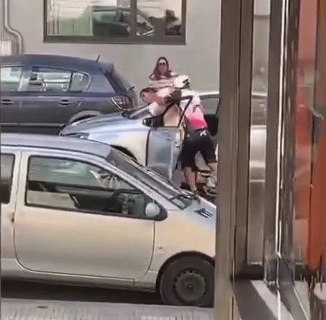 Un ciclista golpea brutalmente a una conductora tras dañar el retrovisor de su coche