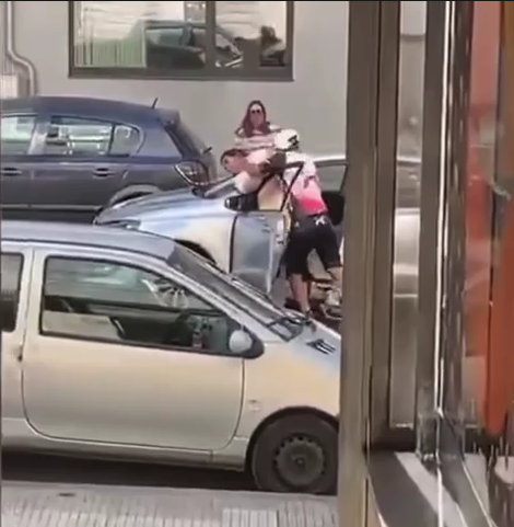 Un ciclista golpea brutalmente a una conductora tras dañar el retrovisor de su coche