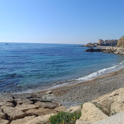 Villajoyosa revalida un año más las 6 banderas azules en las playas y mantiene el liderazgo en la Marina Baixa