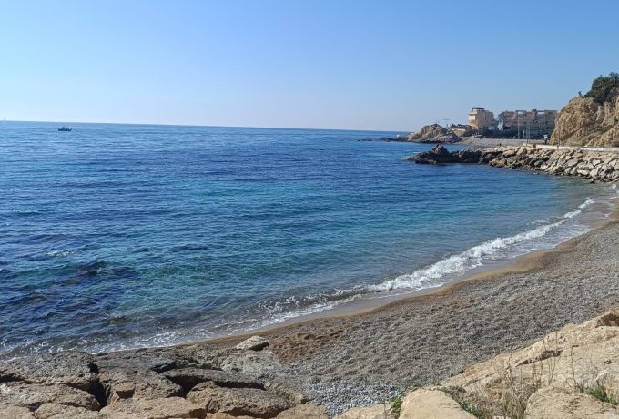 Villajoyosa revalida un año más las 6 banderas azules en las playas y mantiene el liderazgo en la Marina Baixa