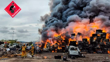 Incendio en el Desguace Mora de Orihuela con bomberos trabajando en la zona