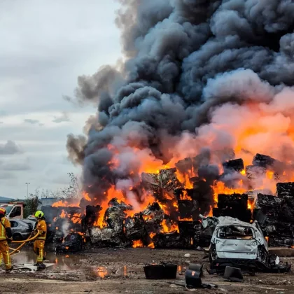 Incendio en el Desguace Mora de Orihuela con bomberos trabajando en la zona
