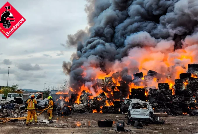 Incendio en el Desguace Mora de Orihuela con bomberos trabajando en la zona