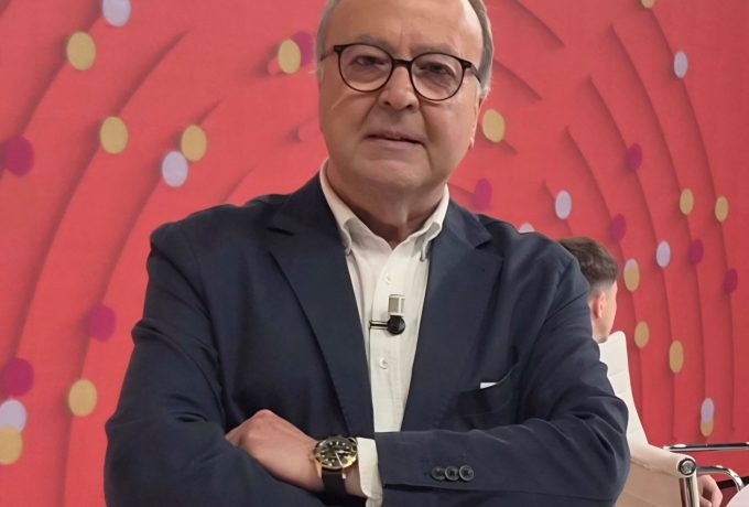 Riesgos por la tendencia de regalar teléfonos móviles a los niños en su Primera Comunión