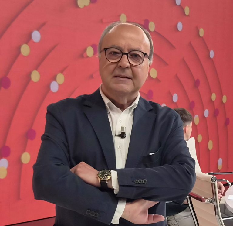 Riesgos por la tendencia de regalar teléfonos móviles a los niños en su Primera Comunión