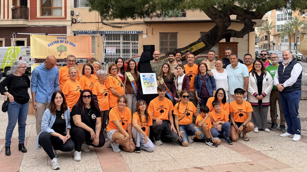 La V Cursa Festes de La Baia arranca con la presentación de su cartel, obra de una alumna del CEIP La Baia