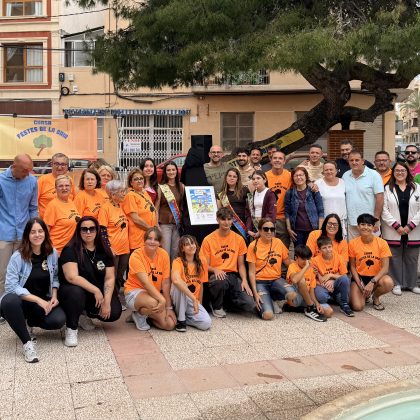 La V Cursa Festes de La Baia arranca con la presentación de su cartel, obra de una alumna del CEIP La Baia
