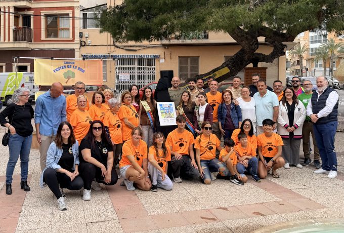 La V Cursa Festes de La Baia arranca con la presentación de su cartel, obra de una alumna del CEIP La Baia