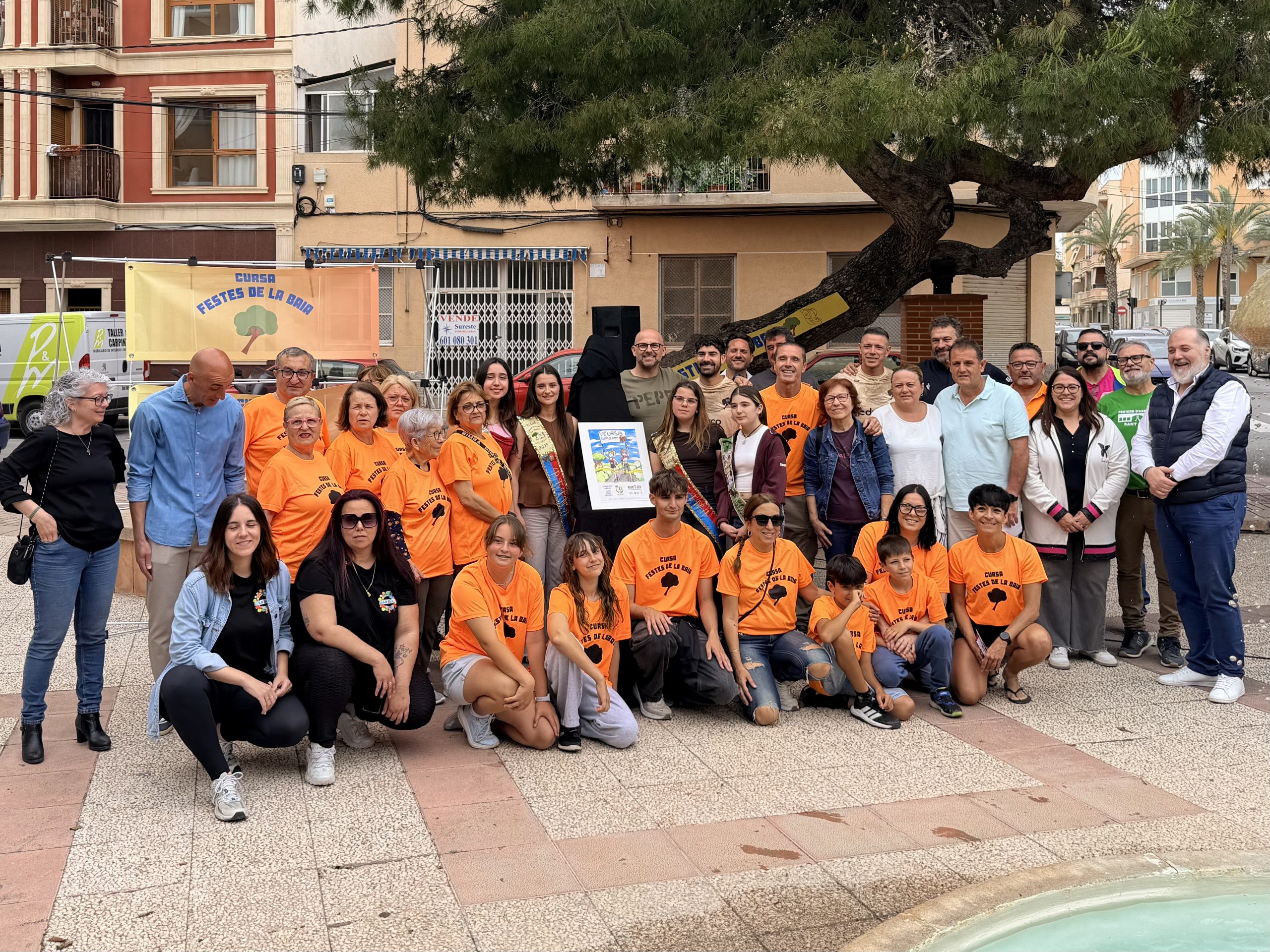 La V Cursa Festes de La Baia arranca con la presentación de su cartel, obra de una alumna del CEIP La Baia