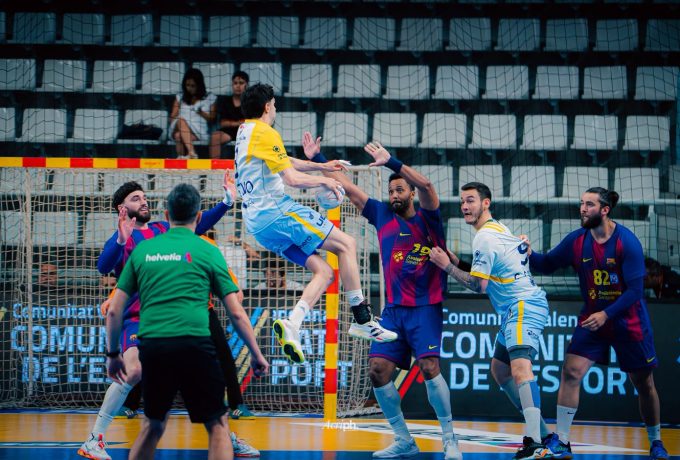 Barcelona y Bidasoa Irún disputan hoy la final tras la eliminación del EÓN Alicante en un duelo decidido en el último segundo