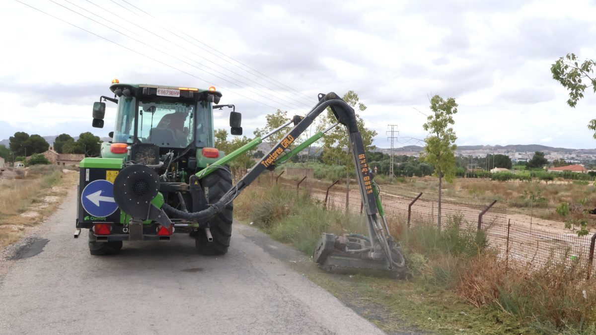 El Ayuntamiento de Novelda adecuará más de 135 kilómetros de caminos rurales con las labores de desbroce