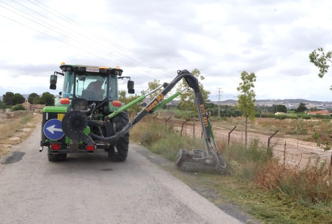 El Ayuntamiento de Novelda adecuará más de 135 kilómetros de caminos rurales con las labores de desbroce