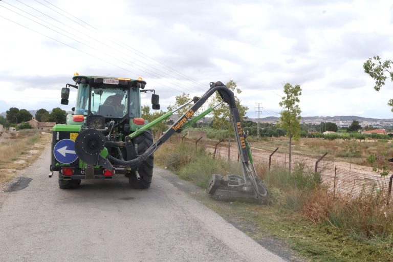 El Ayuntamiento de Novelda adecuará más de 135 kilómetros de caminos rurales con las labores de desbroce