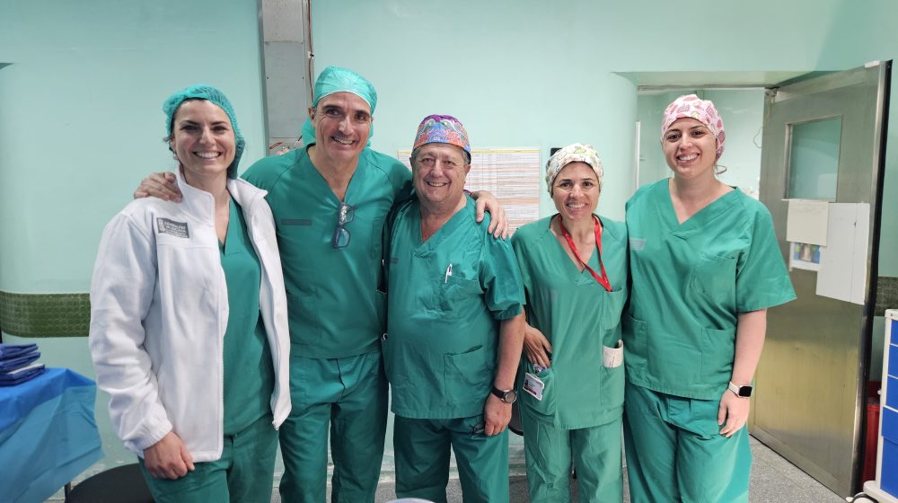 El Hospital General de Elche realiza una técnica pionera en la Comunitat Valenciana para tratar hernias paraestomales complejas