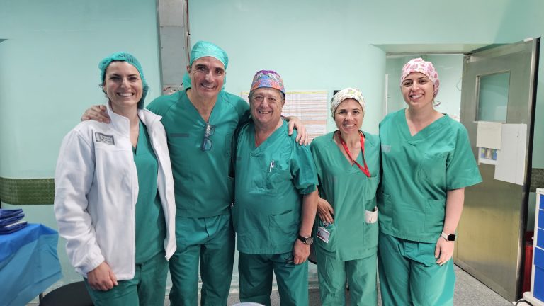 El Hospital General de Elche realiza una técnica pionera en la Comunitat Valenciana para tratar hernias paraestomales complejas