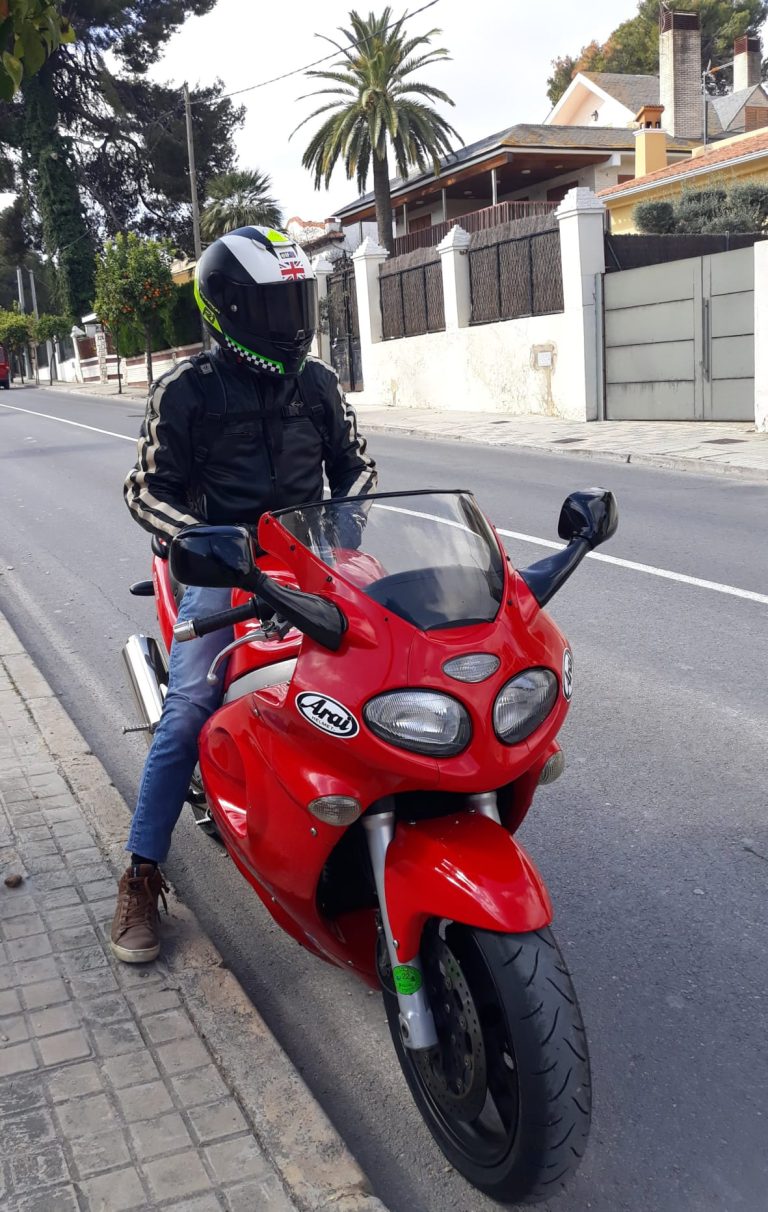 Hoy estoy saliendo con mi moto. La DGT quiere cuidarte, eres más útil vivo que muerto.