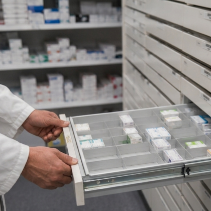 La falta de medicamentos persiste en las farmacias alicantinas en época estival