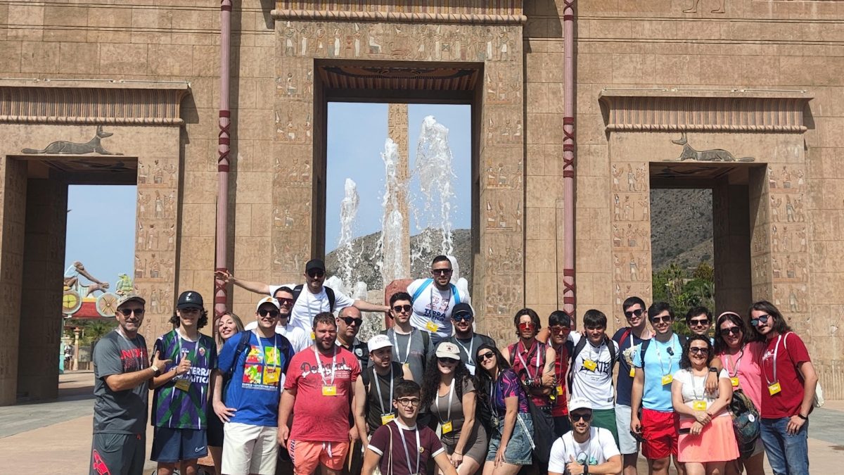 La primera edición del “Terra Mítica Day” reúne a una treintena de fans del parque en una jornada llena de risas y diversión