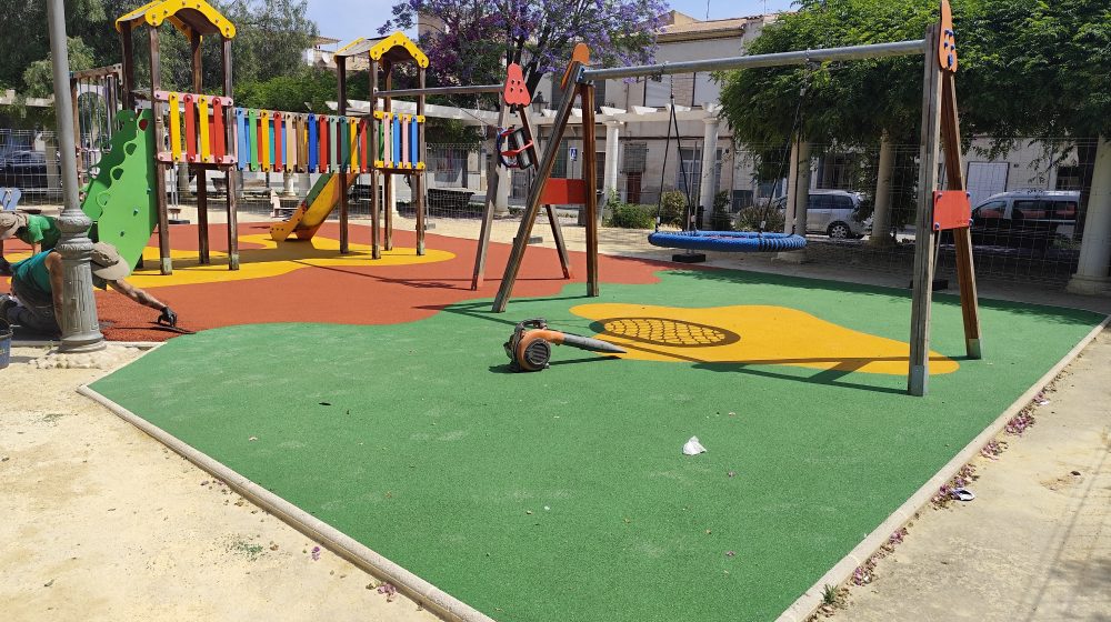 El Ayuntamiento renueva el caucho de las áreas infantiles de ocho parques de Novelda