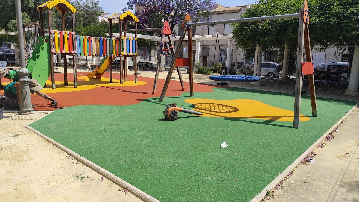El Ayuntamiento renueva el caucho de las áreas infantiles de ocho parques de Novelda