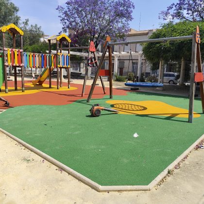 El Ayuntamiento renueva el caucho de las áreas infantiles de ocho parques de Novelda