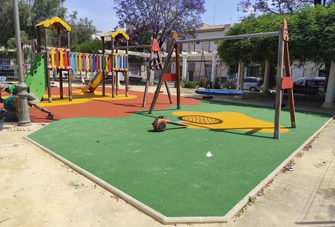 El Ayuntamiento renueva el caucho de las áreas infantiles de ocho parques de Novelda