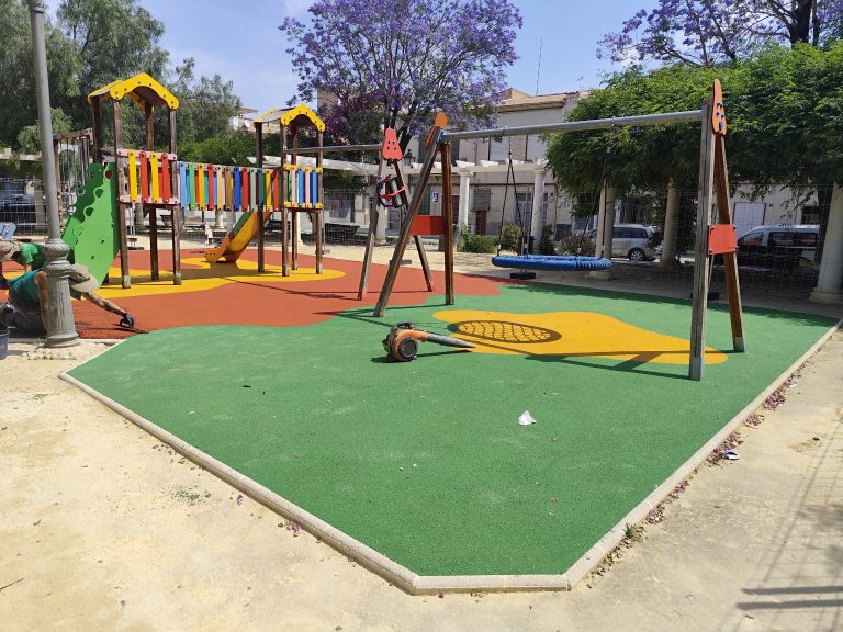 El Ayuntamiento renueva el caucho de las áreas infantiles de ocho parques de Novelda
