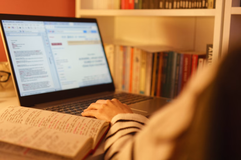 Cómo elegir una academia de cursos en Alicante con una verdadera orientación al empleo