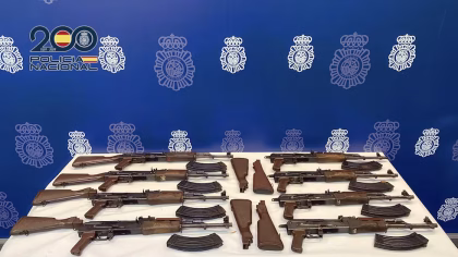 Cuatro detenidos con ocho AK-47 en Alicante