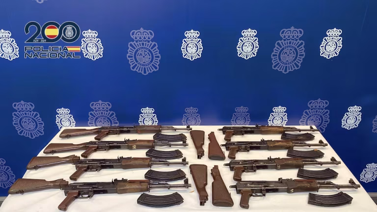 Cuatro detenidos con ocho AK-47 en Alicante