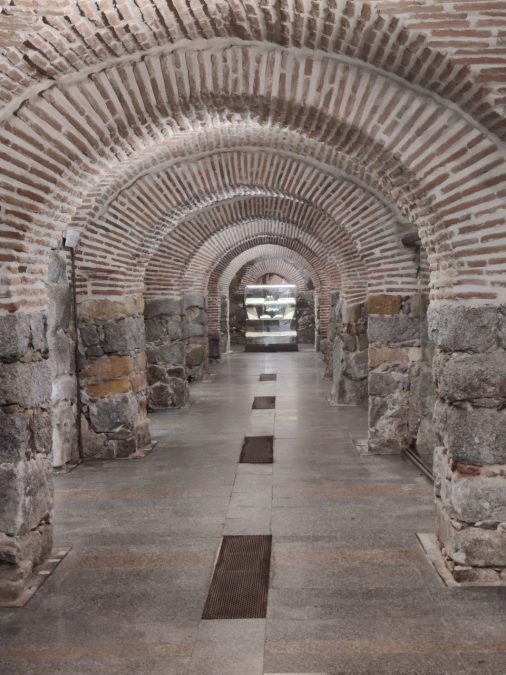 Donde Ávila baja la voz