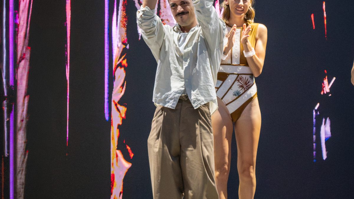 El ourensano Josu Santos Blanco conquista el Premio Nacional de Moda Baño 2026 con una colección que reivindica las raíces y la artesanía gallega